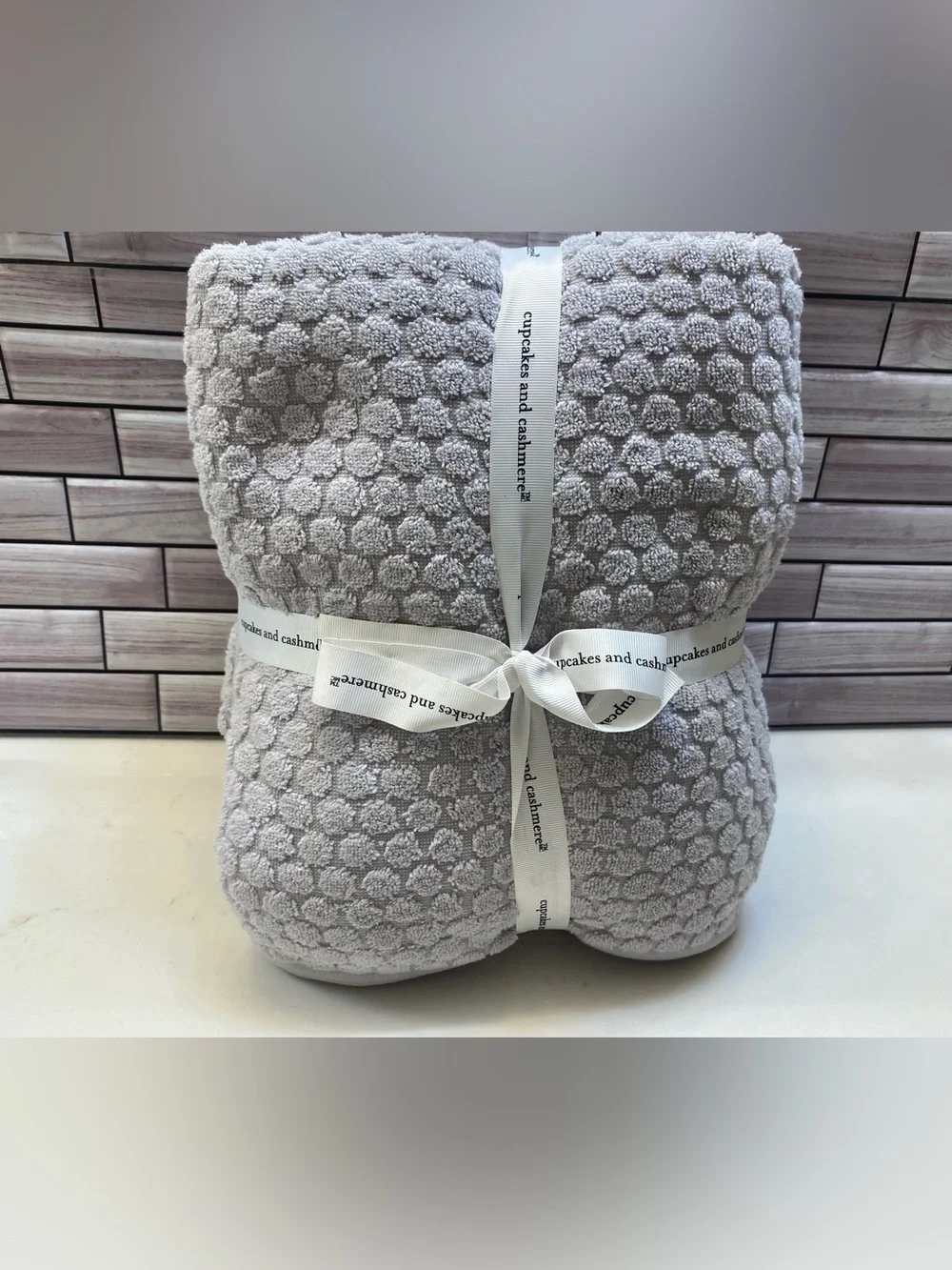 Cupcakes and Cashmere ❤️Polka dot (6) cotton Bath Towel Set  NWT Light Gray